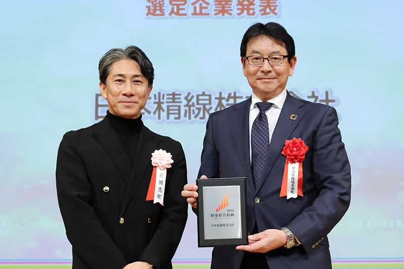 左:前園真聖氏(プレゼンター、元サッカー日本代表)、右:利光一浩(当社代表取締役社長)